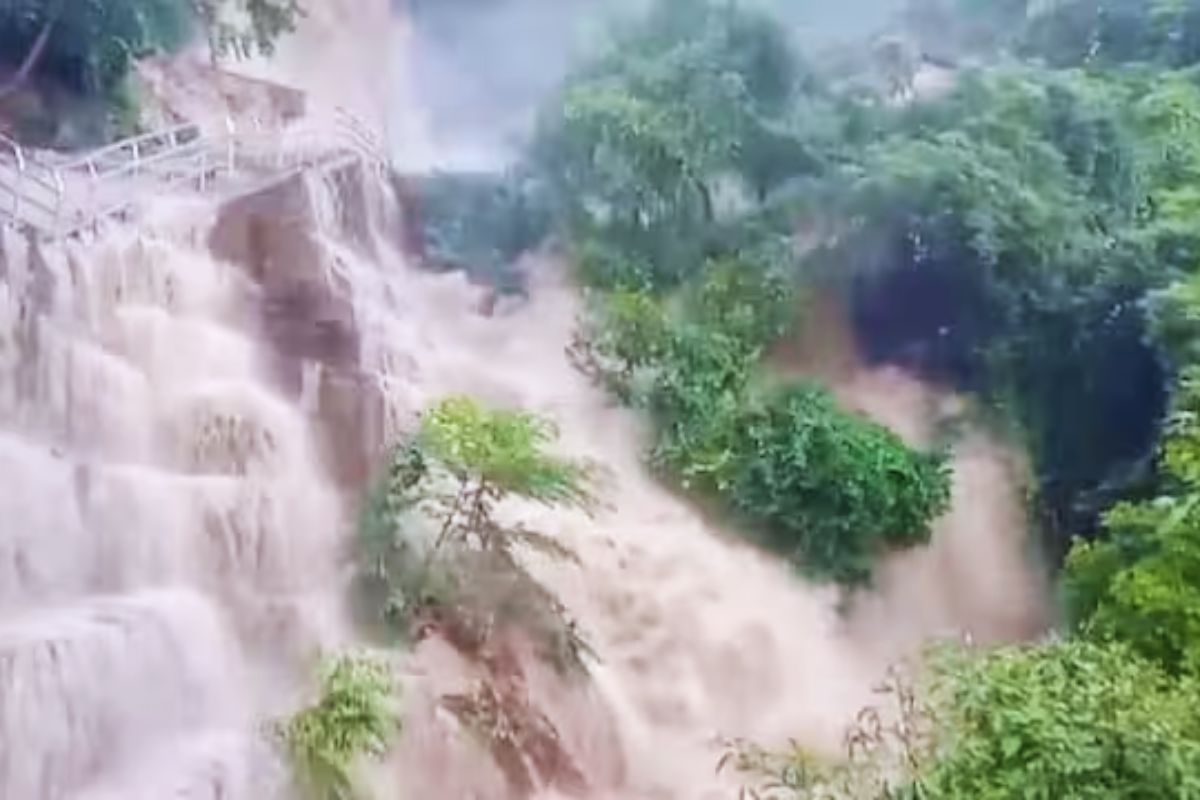 kakolat-waterfall-video-.jpg
