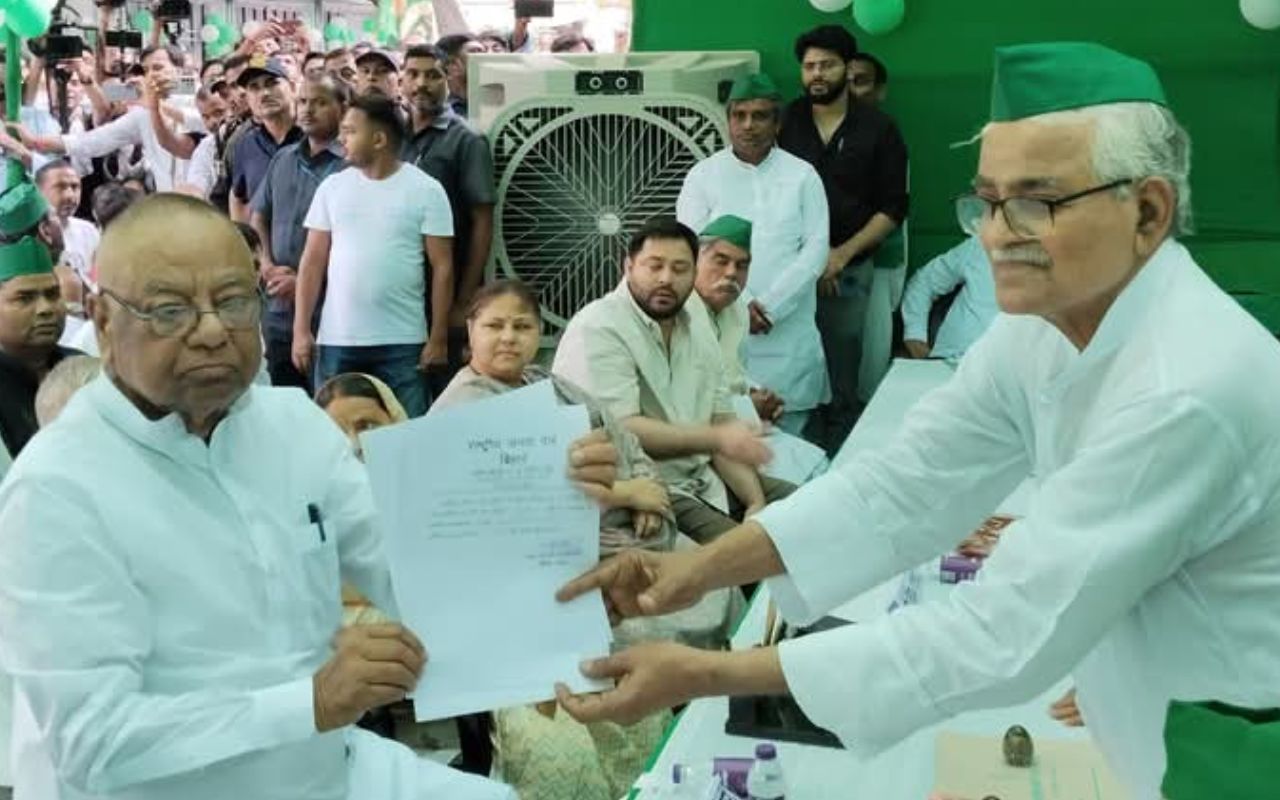 राजद-कार्यालय-में-नामांकन-करते-मंगनी-लाल-मंडल.jpg
