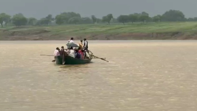 6867d2736508a-banda-flood-yamuna-river-in-spate-ken-river-trouble-for-school-children-jugaadu-bo.jpeg