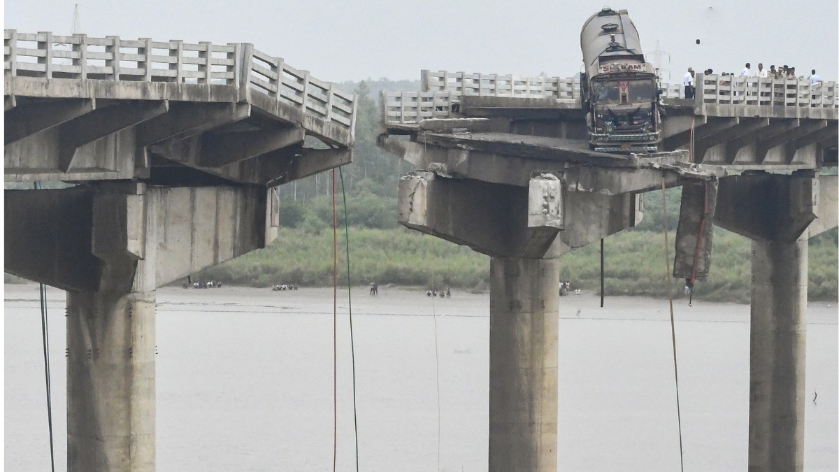 686e874e6988f-a-40-year-old-bridge-collapsed-in-vadodara-gujarat-091416987-16x9.png