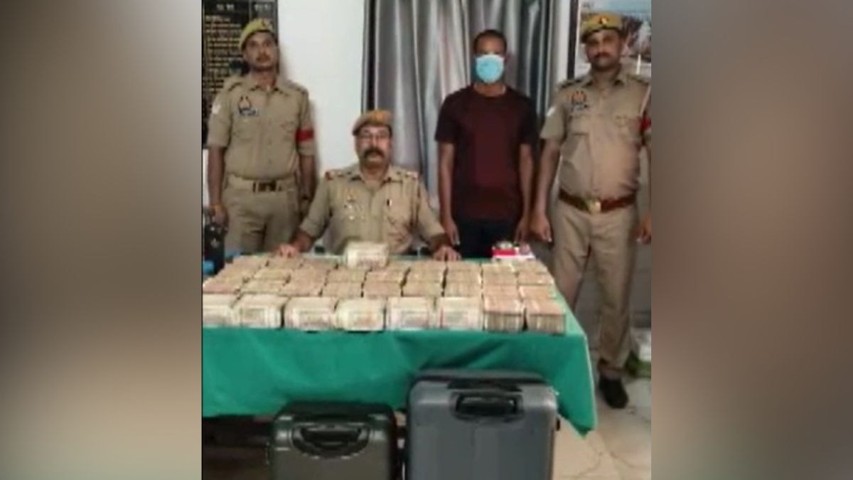 6880555954c08-ballia-cash-recovered-from-train-232152962-16x9.jpg