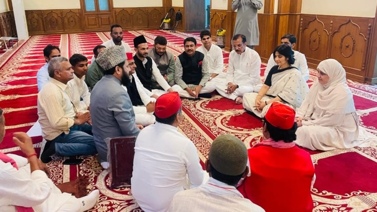 688733924b413-samajwadi-party-leaders-visited-a-mosque-near-the-parliament-235544474-16x9.png
