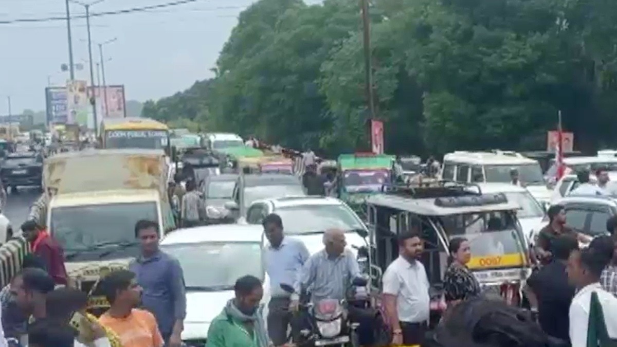 689af75c4b1a4-traffic-jam-on-the-roads-of-gwalior-121206245-16x9.jpg