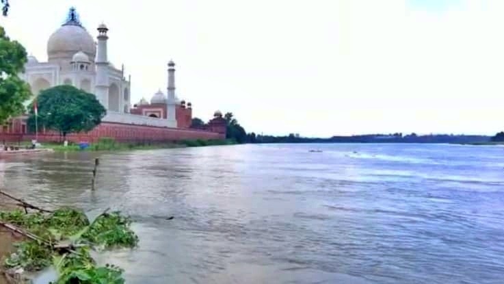 68a4385091a33-yamuna-water-reached-the-back-walls-of-the-taj-mahal-photo-itg-193939213-16x9.jpg