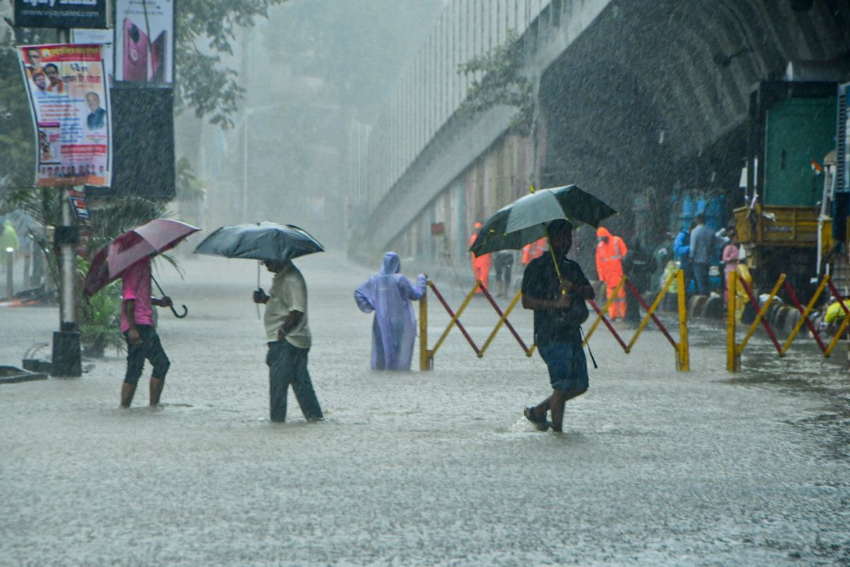 Mumbai-waterlogged-road-.jpg