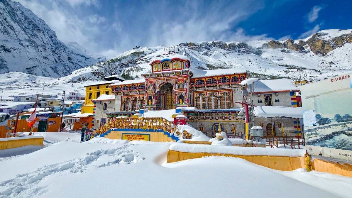 69be1dcc97e5b-the-badrinath-temple-covered-in-snow-after-fresh-snowfall-in-chamoli-district-uttarak.jpeg