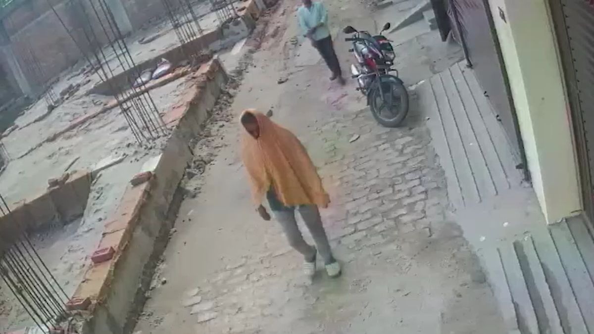 69d0671babae7-patna-gas-cylinder-theft-cctv-viral-mehdiganj-daylight-incident-041918431-16x9.jpg
