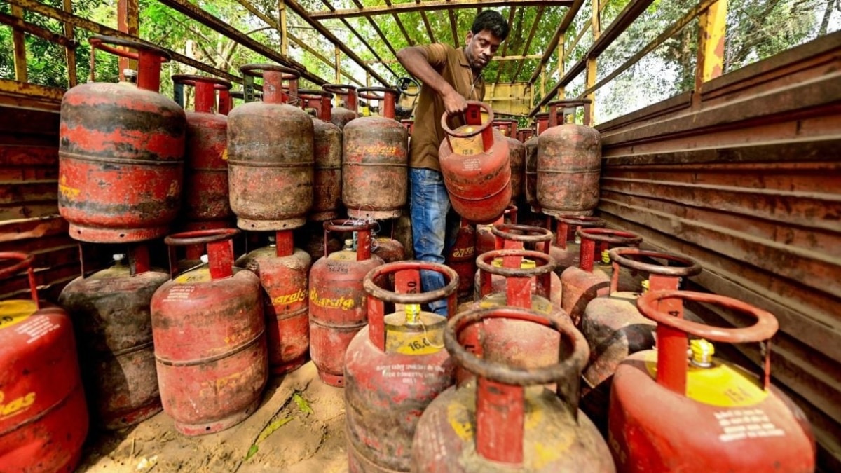 69d53595ba1e1-delhi-commercial-lpg-doubled-074920316-16x9.png