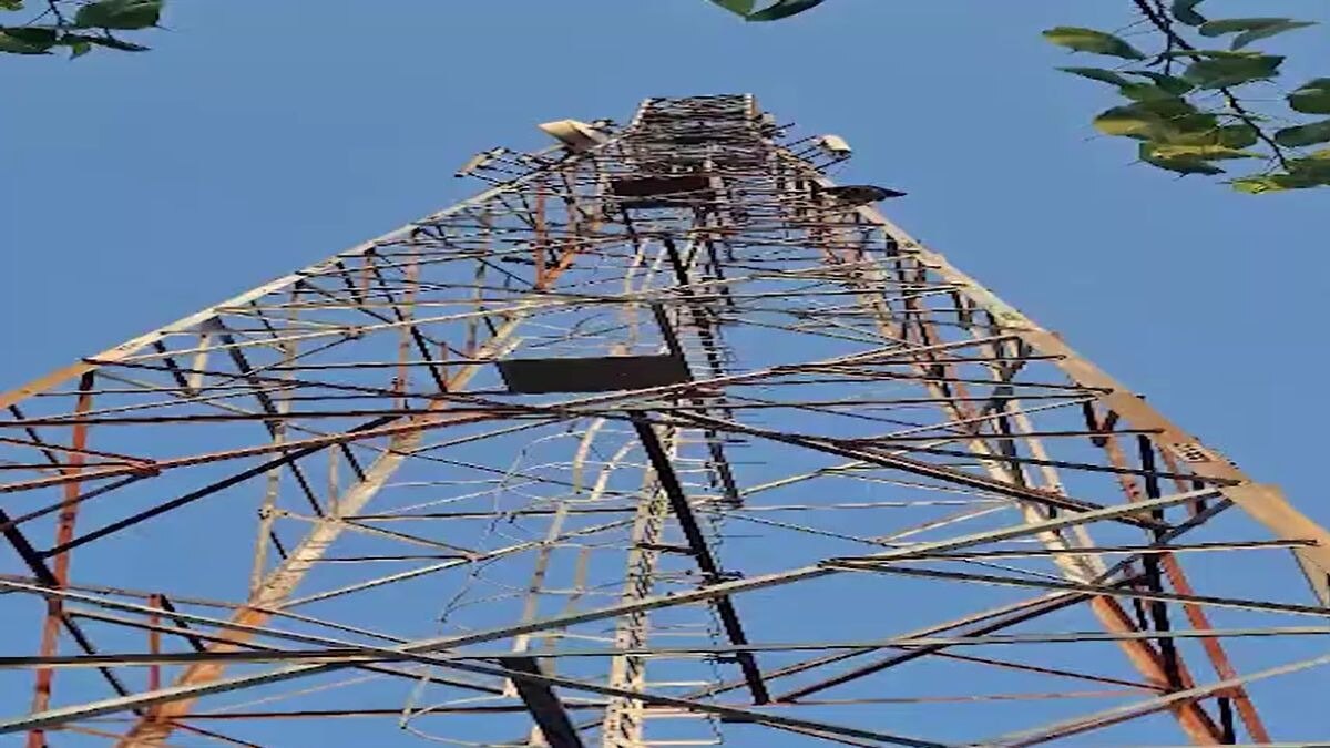 69d61f59e3105-ballia-girl-climbs-mobile-tower-over-marriage-with-boyfriend-082644368-16x9.jpg