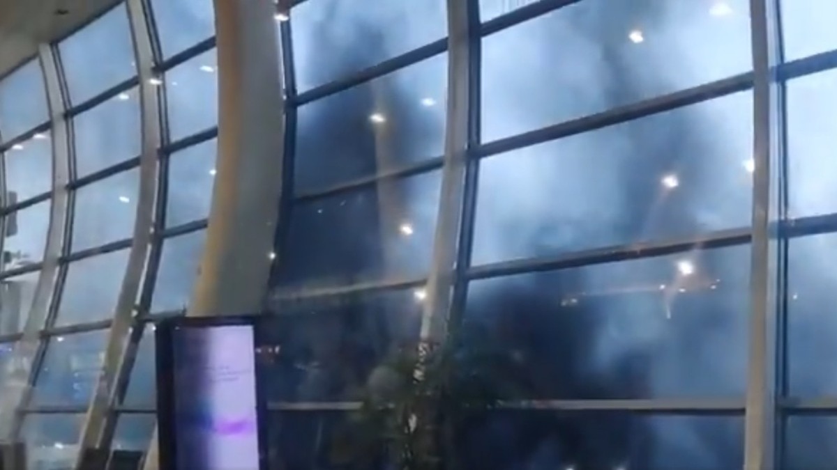 69d7e61387b4f-plumes-of-smoke-at-mumbai-airport-t1-after-short-circuit-sparks-fire-094653990-16x9.jp_.jpeg