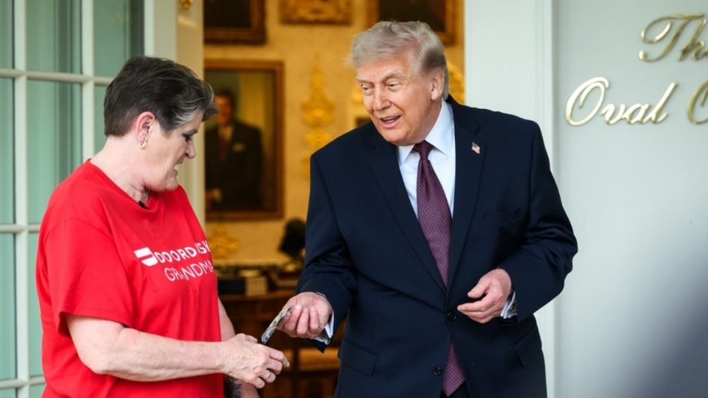 US: ओवल ऑफिस में लंच डिलीवरी से पॉलिसी प्रमोशन, ट्रंप ने ‘No Tax on Tips’ को बताया ऐतिहासिक – Trump gets McDonalds delivery Oval Office promote no tax on tips mdsb ntc