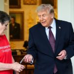 US: ओवल ऑफिस में लंच डिलीवरी से पॉलिसी प्रमोशन, ट्रंप ने ‘No Tax on Tips’ को बताया ऐतिहासिक – Trump gets McDonalds delivery Oval Office promote no tax on tips mdsb ntc