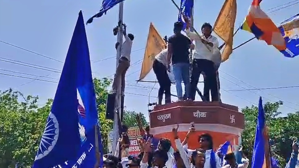 69de283642c20-mischievous-elements-climb-atop-parashuram-chowk-in-agra-photo-screengrab-144240397-16.jpeg